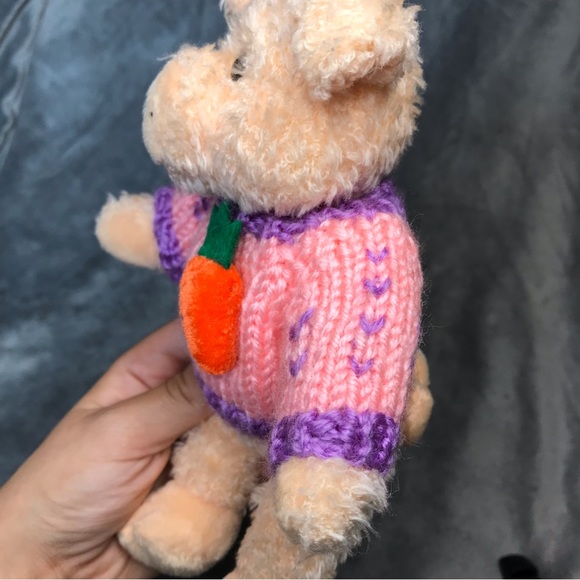 Vintage Chrisha Payful Plush pink pig wearing a knit Easter sweater with carrot - Picture 5 of 7